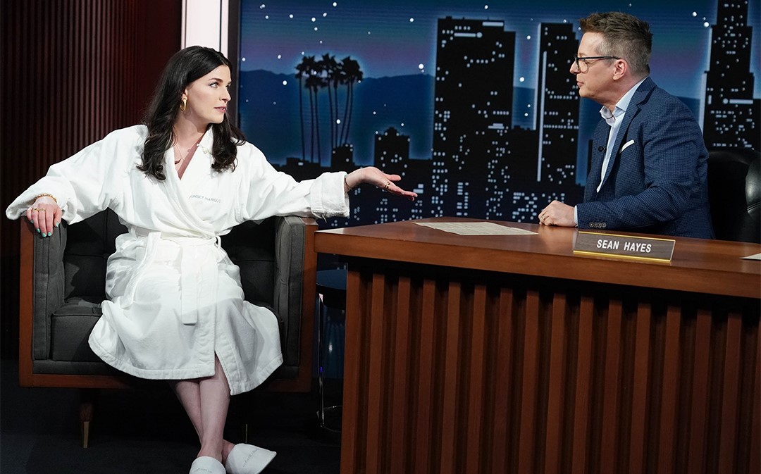 Aisling Bea appears on Jimmy Kimmel Live in dressing gown after airline loses her luggage  - June 22nd, 2022